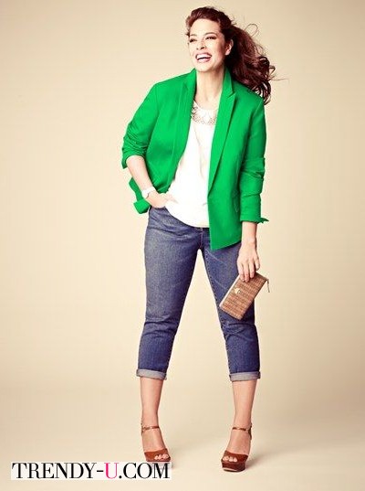 Ярко-зеленый пиджак и джинсы на полной стильной девушке