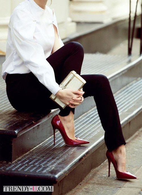 Белая рубашка, черные брюки, красные туфли