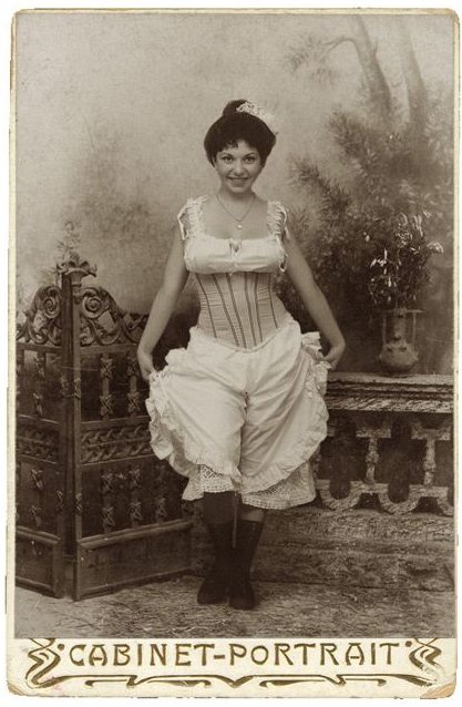 Девушка в корсете, 19-й век, романтический стиль