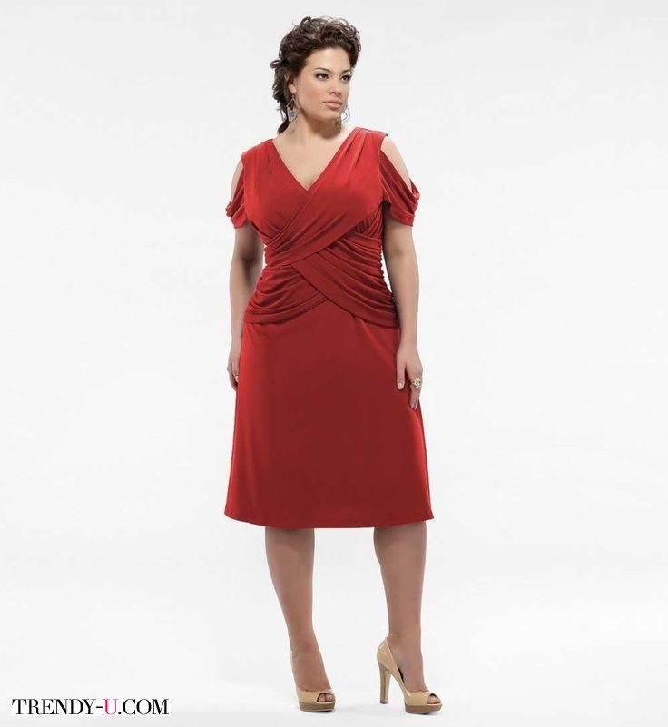 Коктейльное платье с драпировкой красного цвета