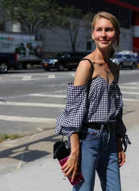 Look 2016: блузка с открытыми плечами в сочетании с джинсами с высокой талией