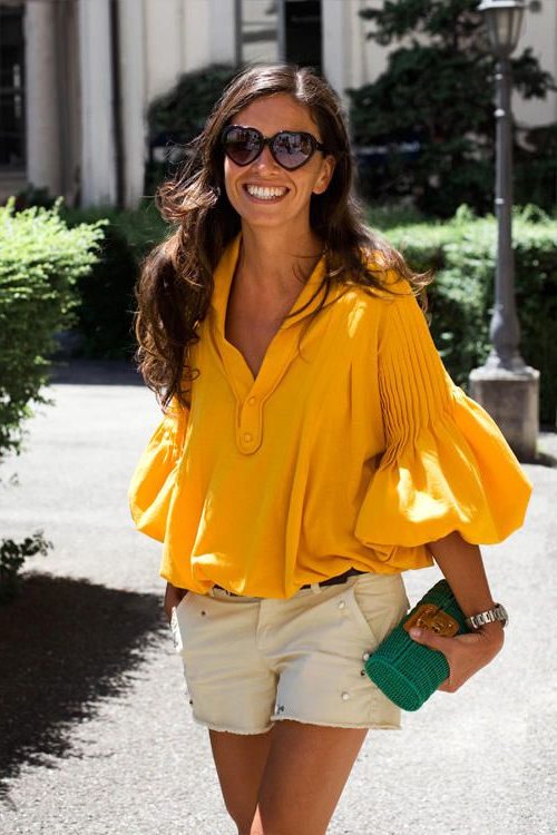 Желтая блузка с широкими плечами для лета 2017