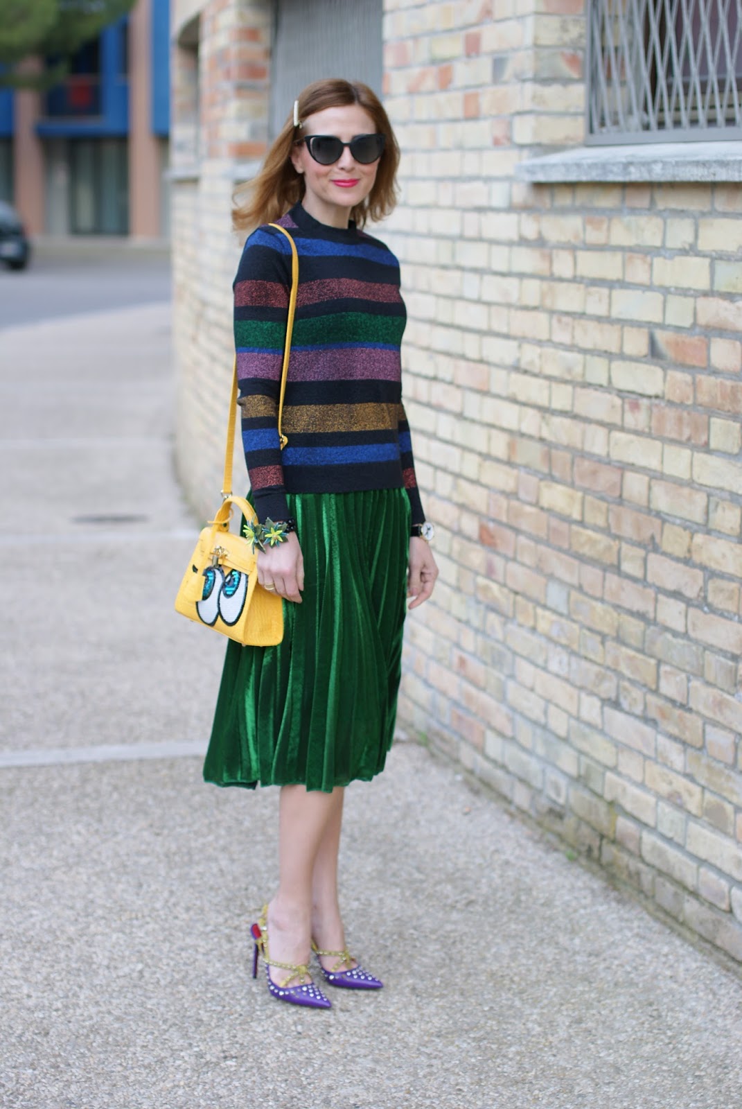 Зеленая юбка со свитером в крупную полоску
