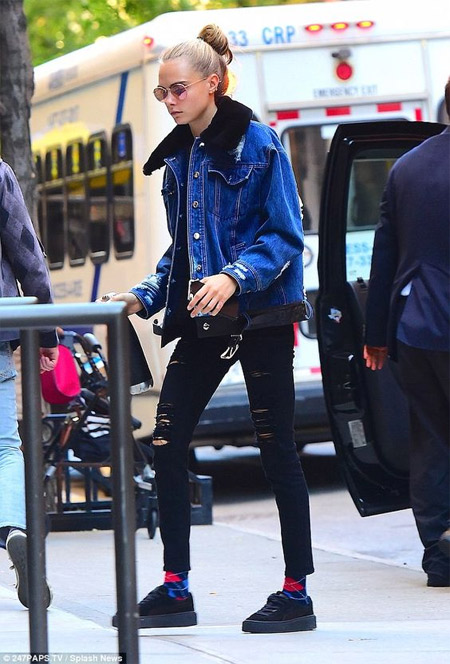 Кара Делевинь в джинсовой куртке в стиле бурлеск и рваных джинсах