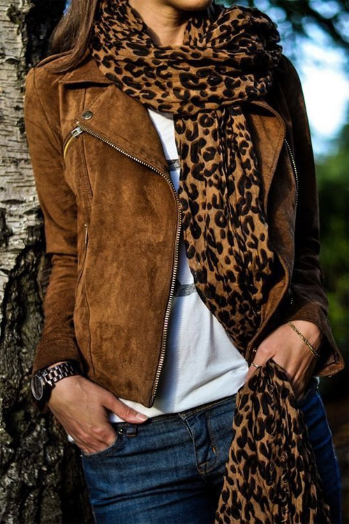 Замшевая куртка и щарф с леопардовым принтом