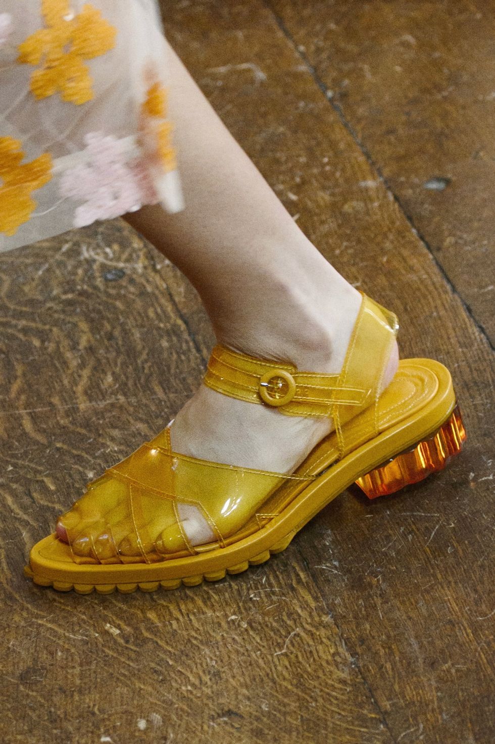 Желтые пластиковые сандалии из коллекции Simone Rocha