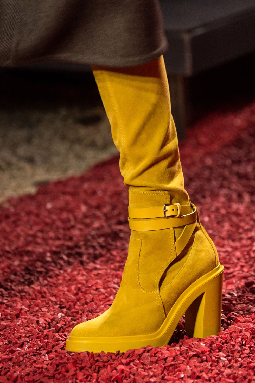 Ярко-желтые сапоги Hermes. Модная обувь осень-зима 2018-2019
