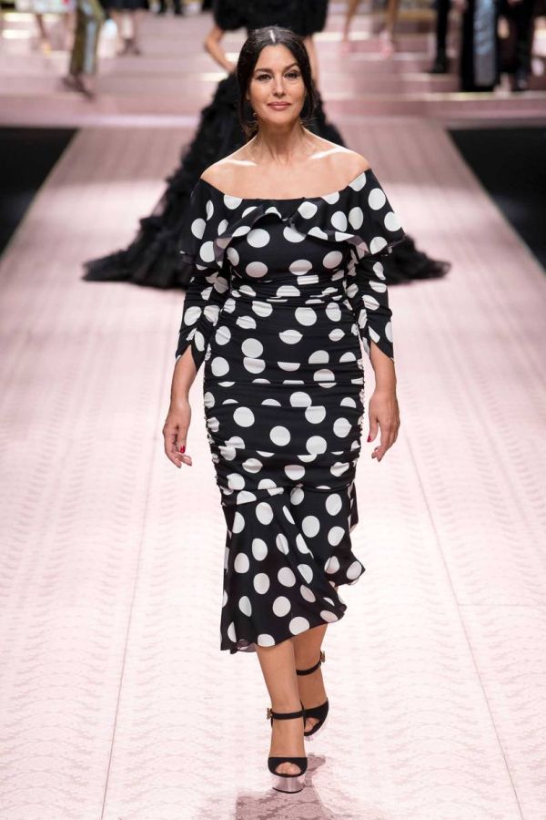 Моника Беллуччи на показе коллекции D&G 2019 в черном платье с белым горохом
