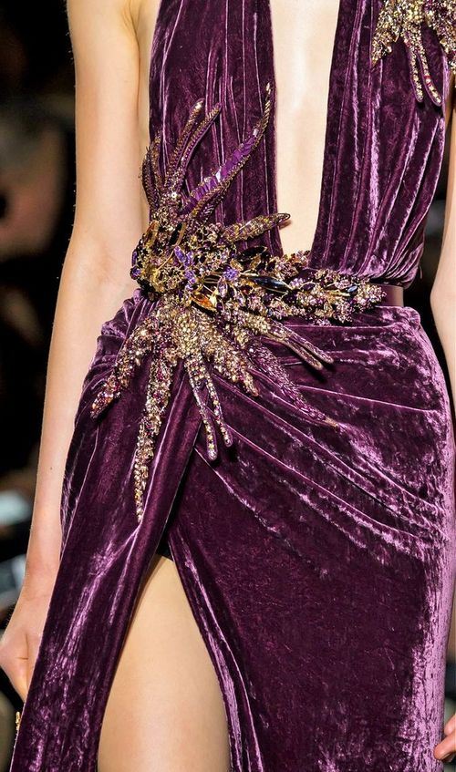 Бархатное платье цвета года - ультрафиолет - с оригинальным декорированным поясом и драпировкой