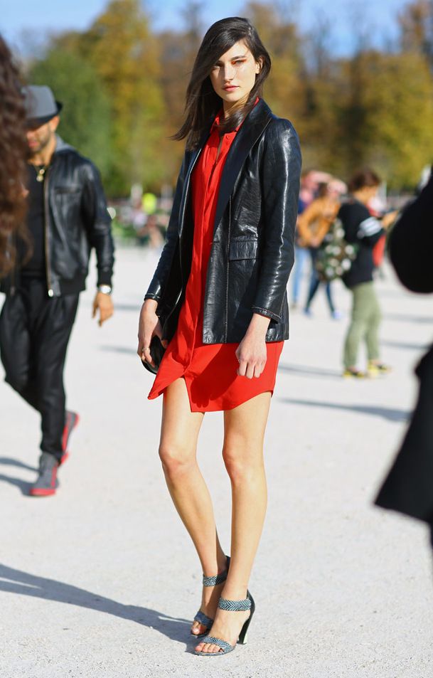 Короткое красное шифоновое платье с черным жакетом