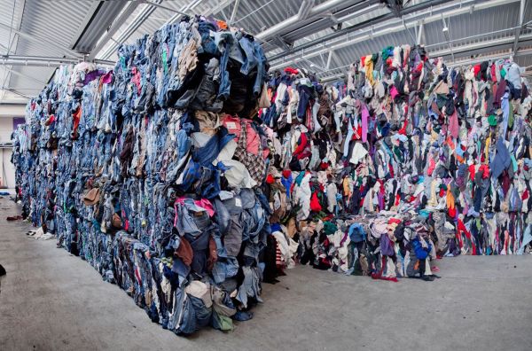 Миллионы тонн одежды уничтожаются, чтобы не попасть на серый рынок