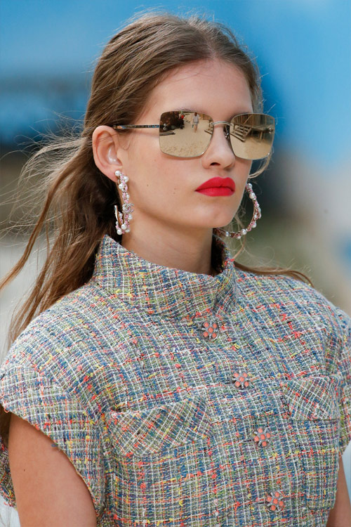 Очки в прямоугольной оправе с зеркальными стеклами от Chanel SS 2019