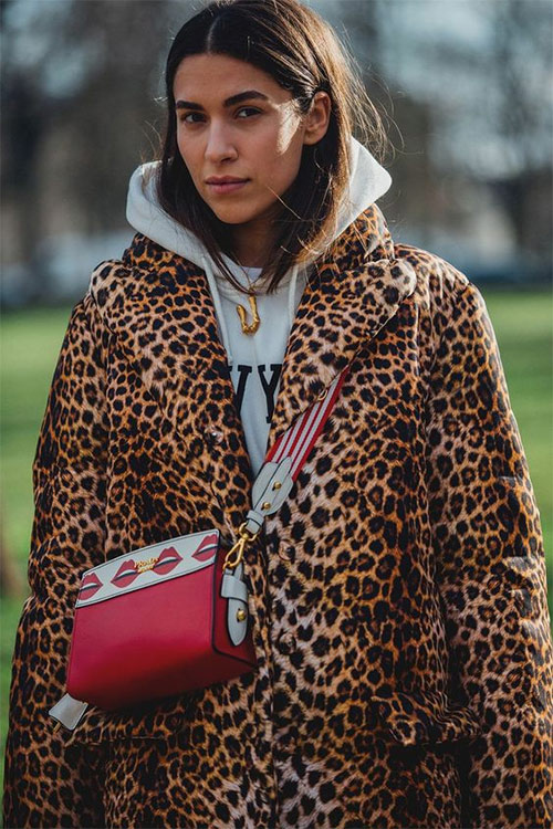 Леопардовое пальто - красная сумка
