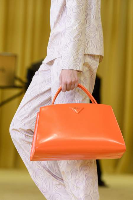 Оранжевая сумка-трапеция Prada