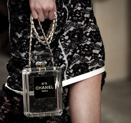 Прозрачная сумка Chanel в виде флакона духов