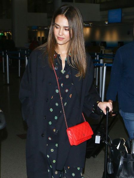 Джессика Альба с красной сумкой Chanel на длинной цепочке