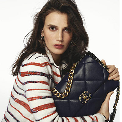 Одна сумка Chanel в одни руки бренд ограничил продажу ряда аксессуаров