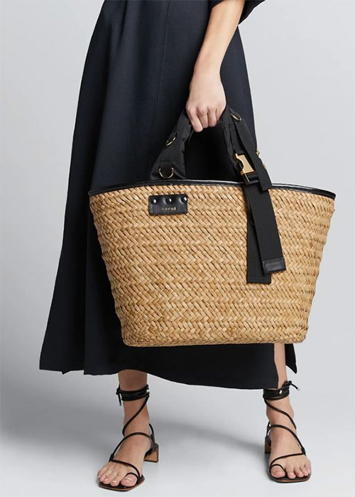 Соломенная сумка, черное платье