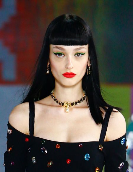 Длинные черные стрелки, зеленые тени и красная помада. Коллекция Dolce & Gabbana