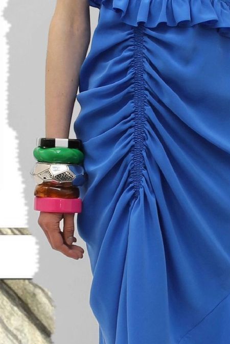 Модный тренд - несколько объемных браслетов на одной руке