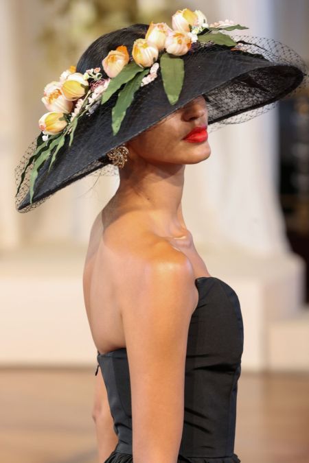 Черная шляпа с широкими полями и объемными цветами Markarian