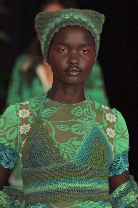 Модный макияж весна 2022 - яркие румяна. Коллекция Anna Sui 