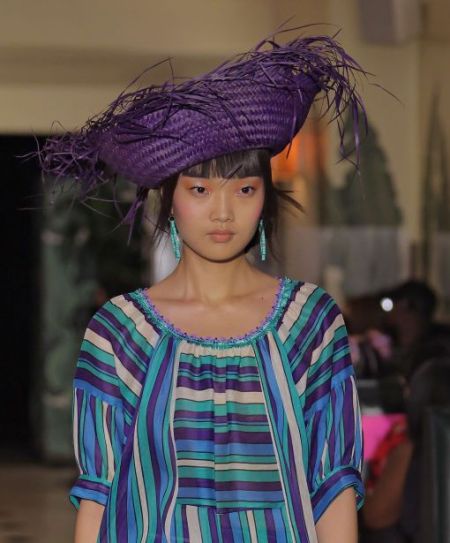 Сиреневая плетеная шляпа из весенней коллекции Anna Sui