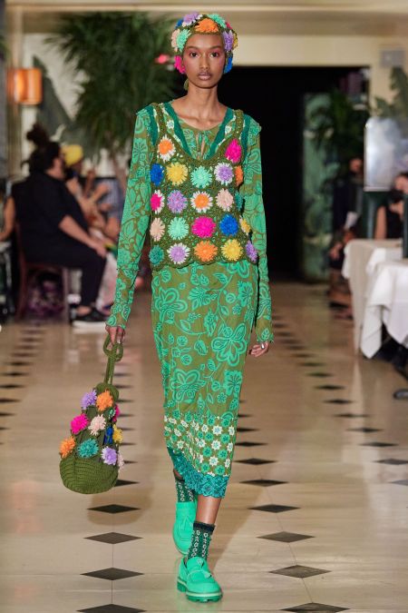 Вязаная зеленая сумка с объемными цветами. Коллекция Anna Sui