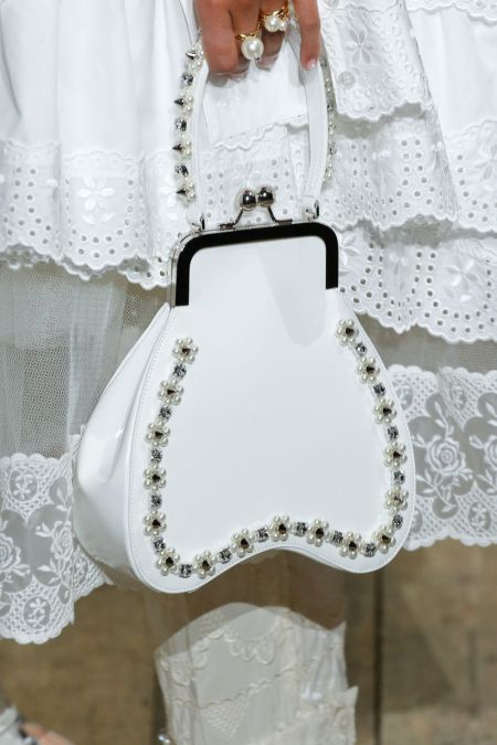 Белая сумка с фермуаром из коллекции Simone Rocha