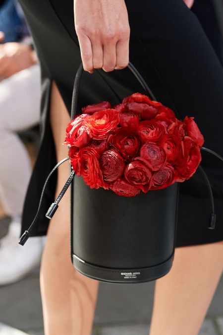 Модная модель сумки весна 2022 - сумка-ведро. Коллекция Michael Kors