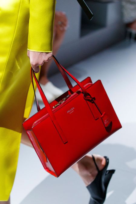 Красная прямоугольная сумка Prada из весенней коллекции 2022
