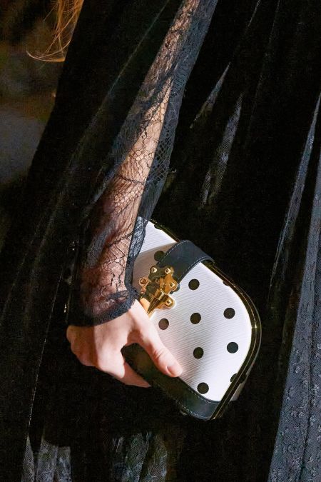 Клатч в горошек для ношения в руке Louis Vuitton