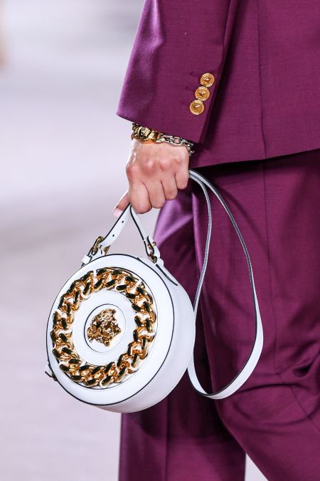 Круглая белая сумка с золотой цепью Versace