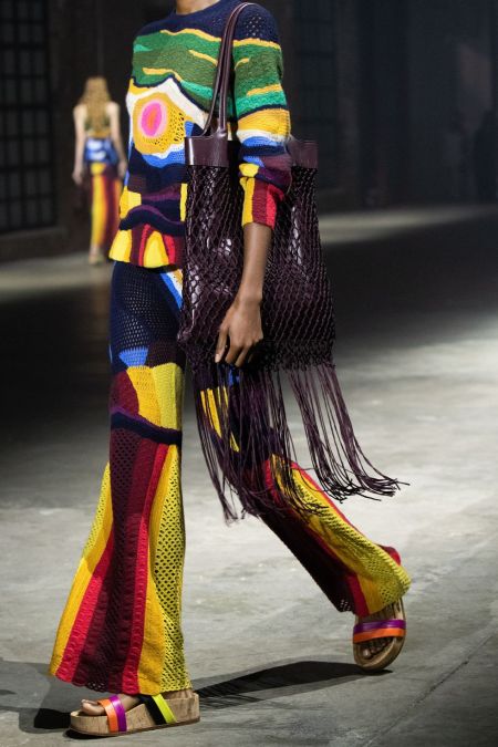 Модная сумка весна 2022 - сумка с плетением и бахромой