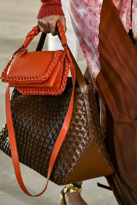 Модный тренд весна 2022 - несколько сумок в руке 