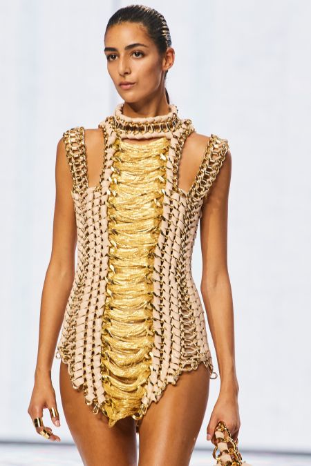 Золотое платье с цепями Balmain