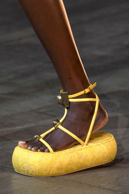 Желтые сандалии на массивной платформе. Коллекция весна-лето 2022 Etro