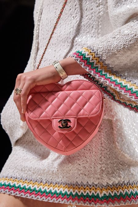 Розовая сумка-сердце из весенней коллекции Chanel