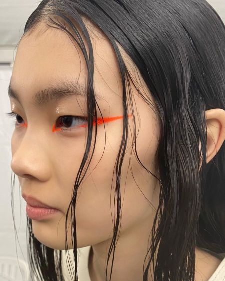 Неоновые оранжевые стрелки - макияж 2022