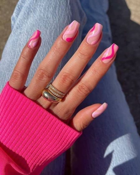 Маникюр с розовыми волнами. Модная форма ногтей балерина  