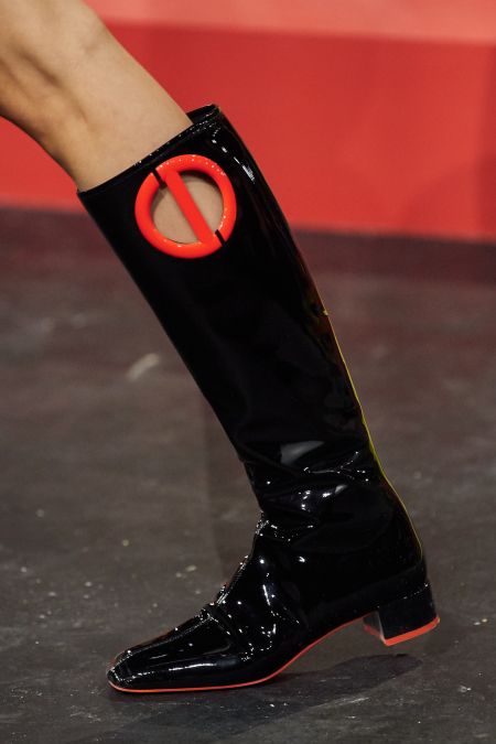 Черные лаковые сапоги. Christian-Dior весна 2022