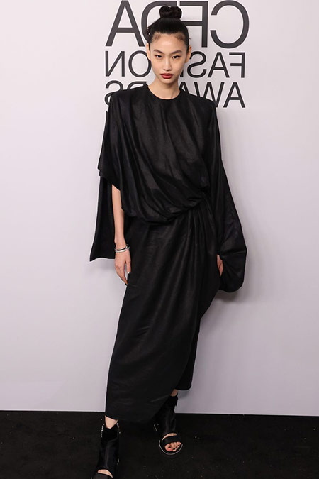 Чон Хо Ёе в черном платье с драпировкой