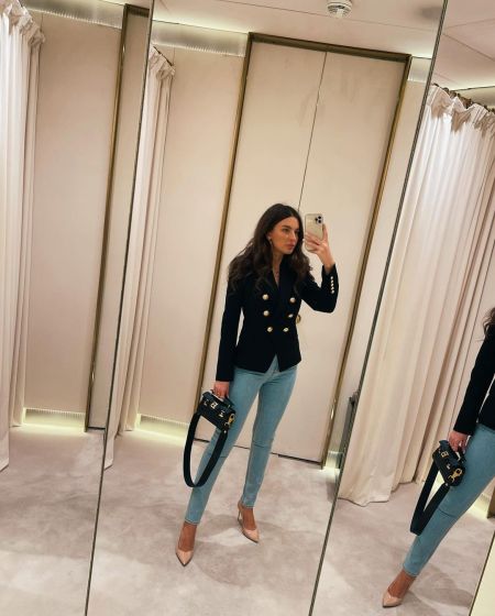 Фешн блогерка Лера Каменская в черном жакете и светлых джинсах 