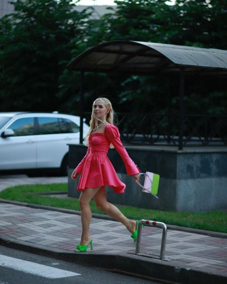 Ангелина Комарова в ярком розовом платье и зеленых босоножках