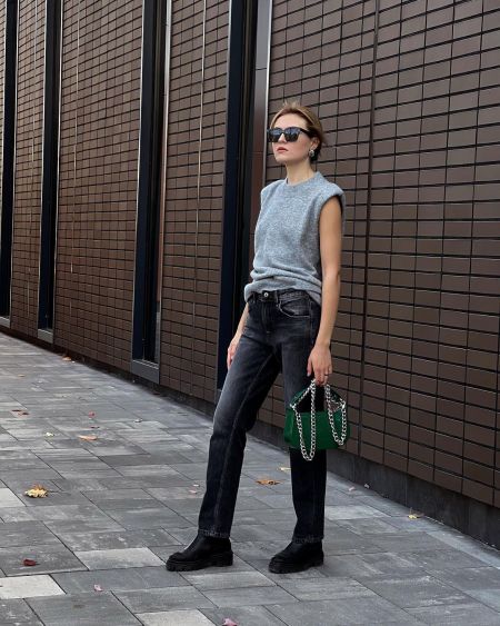Инфлюенсер Marie Latte в темных джинсах и с зеленой сумкой