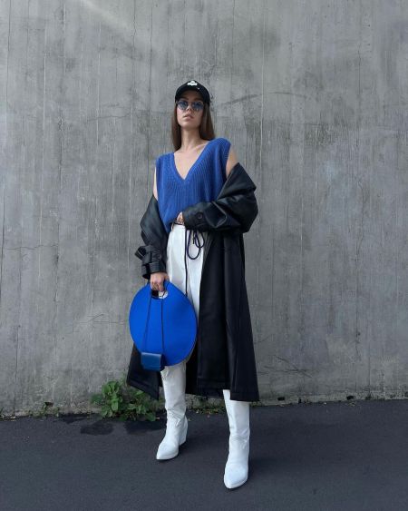 Марина Мартынив с синей круглой сумкой