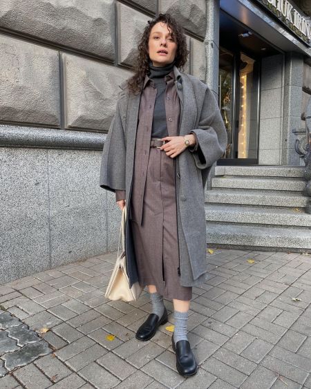 Маргарита Мурадова в многослойном образе с серым пальто
