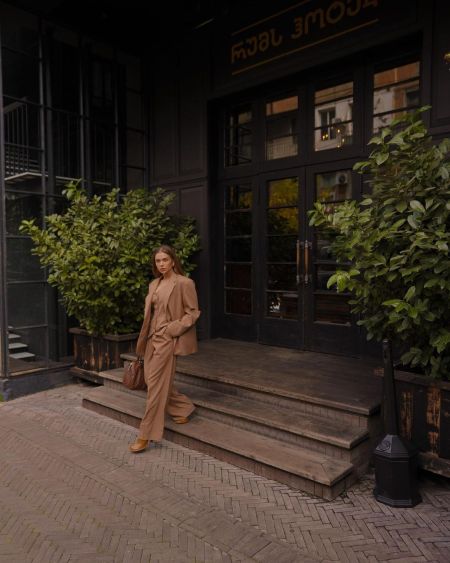 Саша Пустовит в коричневом брючном костюме 