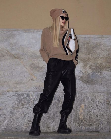 Фешн блогер Таня Кодзаева в бежевом свитере и объемных черных брюках