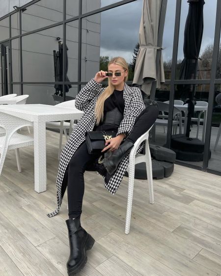 Fashion блогер Анна Притула в пальто в гусиную лапку 